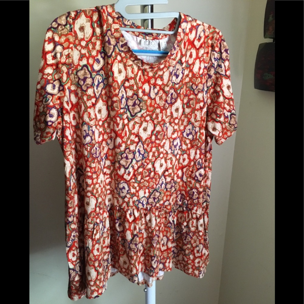 Multi colored logo rayon spandex short sleeve top.